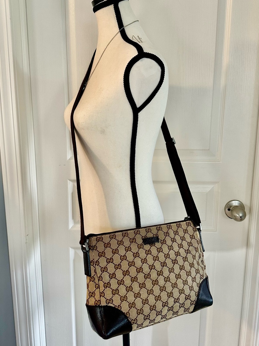 Gucci Canvas Shoulder bag/Crossbody /Messenger Bag w/COA – Authentic.
